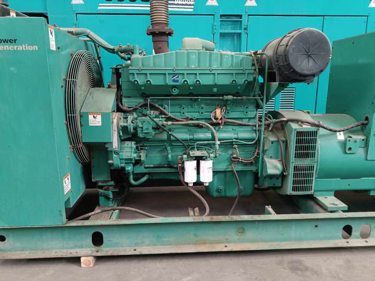 三台过载会对 600kW 柴油发电机组造成哪些损害？